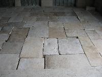 DALLE DE BOURGOGNE ANTIQUE LIMESTONE DALLE DE BOURGOGNE ANCIENS PAVAGE PAVES DE RECUPERATION AVEC BELLE PATINE ANCIENNE AUTHENTIQUE COULEUR MIEL,TRES BELLE,PRET EN MAGASIN GRANDS STOCKS EN CAISSES POUR LA VENTE,(STOCKS FOR SALE).