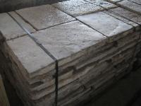 ANTICO PAVIMENTO IN PIETRA DI RECUPEROTAGLIATO A SPESSORE DI 5 CM. IN PALLET DA M2 10,54 SELEZIONATO E SENZA ALTERARNE LA PATINA ANTICA AUTENTICA DI 300 ANNI.500 M2 IN MAGAZZINO.MATERIALE IN PIETRA DI RECUPERO