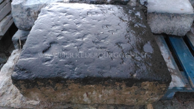 ANTIQUE PAVING BLACK IN BELGIUM LIMESTONE ANTIQUE PAVING BLACK IN BELGIUM LIMESTONE